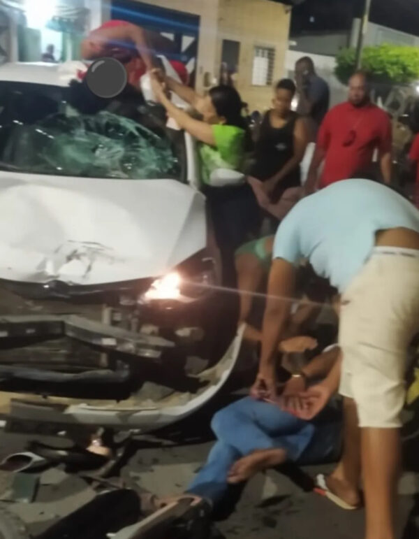 Acidente entre carro e moto com três passageiros deixa mulher ferida em Santo Amaro