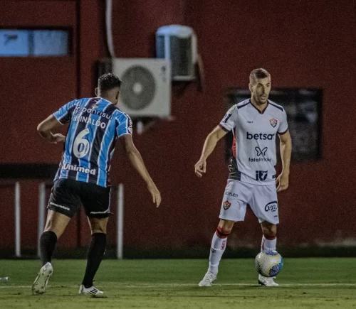 Vitória enfrenta o Grêmio hoje (27) no Campeonato Brasileiro. O jogo será na casa do leão no Barradão