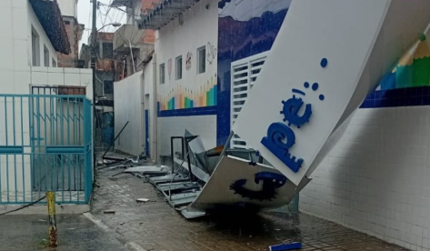 Fachada de creche municipal do Caípe inaugurada há menos de 1 ano desaba após chuas em São Francisco do Conde