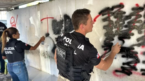 Polícia cobre pichações de facções após ataque no Subúrbio de Salvador