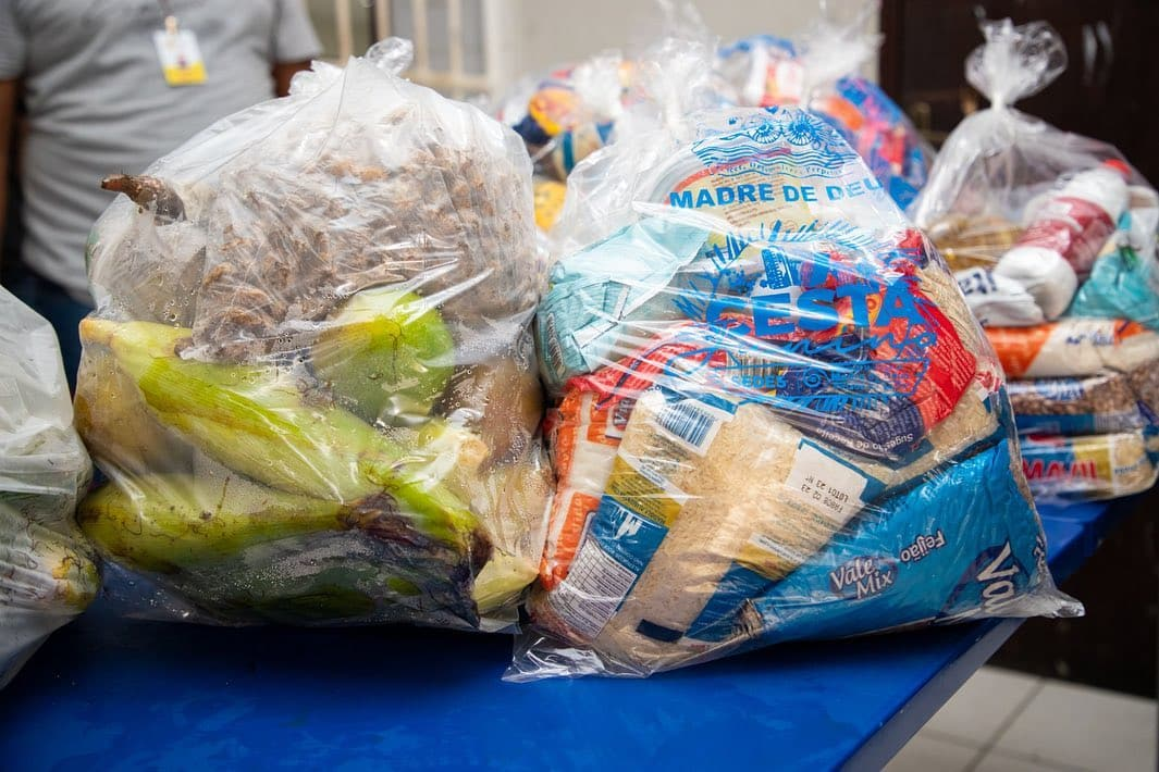 Prefeitura de Madre de Deus distribui cestas juninas para beneficiários de programas sociais