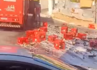 Lavagem de Cerveja: engradados de cerveja caem de caminhão na ladeira da Pitangueira em São Francisco do Conde