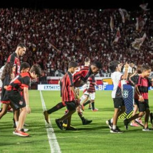 Vitória encara o Fortaleza no Barradão para vencer a primeira no Brasileiro; prováveis escalações