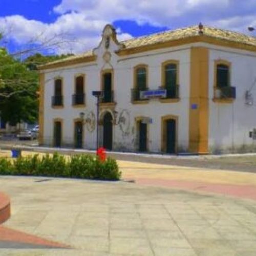 SFC: Prefeitura acolhe família de aluna vítima de intolerância e anuncia ações nas escolas