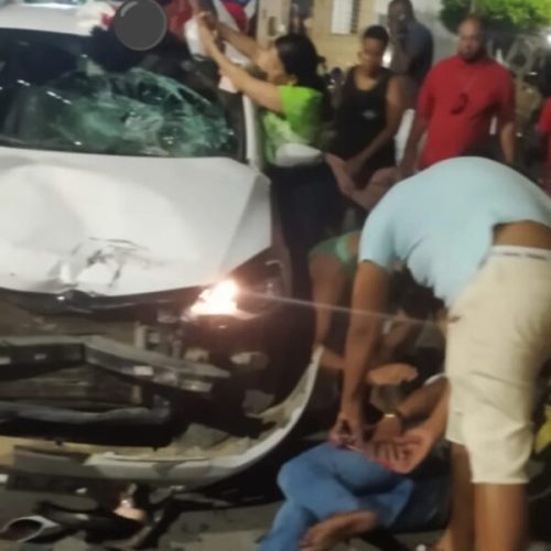 Acidente entre carro e moto com três passageiros deixa mulher ferida em Santo Amaro