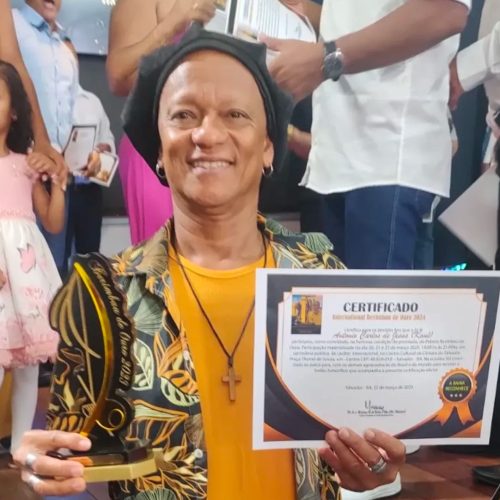 Artista plástico de São Francisco do Conde, Kauê, recebe Troféu Berimbau de Ouro