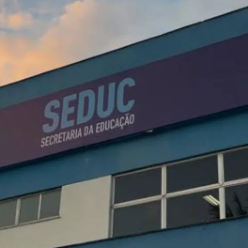 Diretores de escolas municipais de São Francisco do Conde estão pagando diaristas do próprio bolso para limpar sujeiras nos colégios