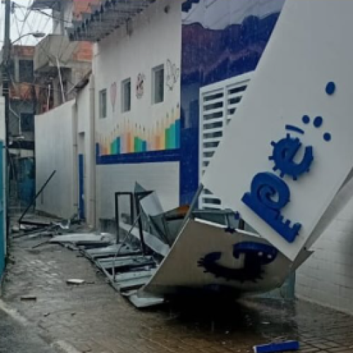 Fachada de creche municipal do Caípe inaugurada há menos de 1 ano desaba após chuas em São Francisco do Conde