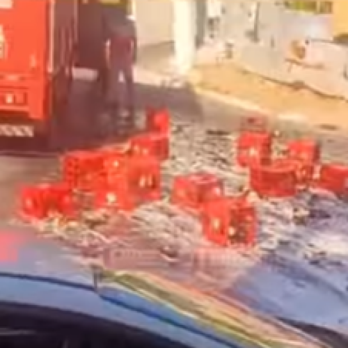 Lavagem de Cerveja: engradados de cerveja caem de caminhão na ladeira da Pitangueira em São Francisco do Conde