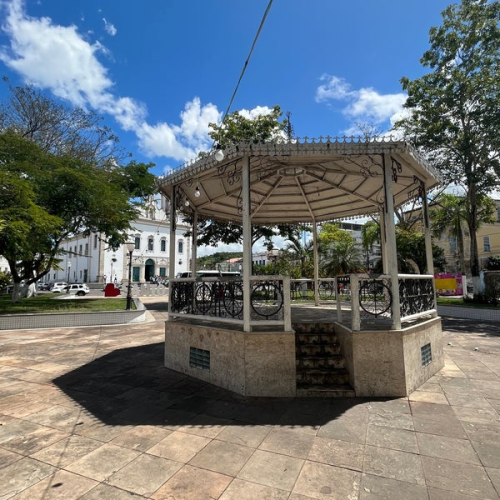 Tiroteio na Praça da Purificação em Santo Amaro por motivos passionais deixa ao menos uma pessoa ferida