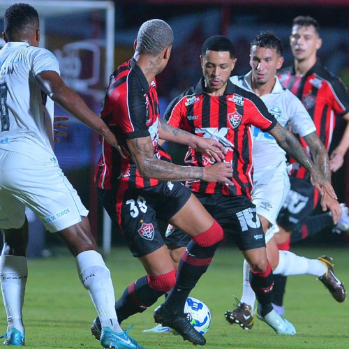 Vitória e Grêmio empatam em jogo sem brilho marcado por interrupção devido a gritos homofóbicos