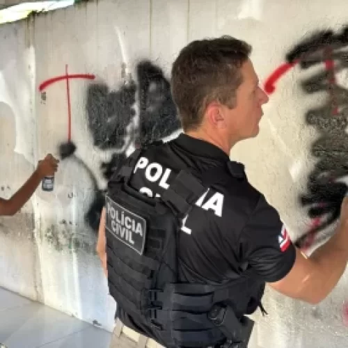 Polícia cobre pichações de facções após ataque no Subúrbio de Salvador