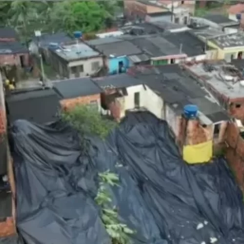 Dez casas são interditadas em Candeias após deslizamento de terra durante fortes chuvas
